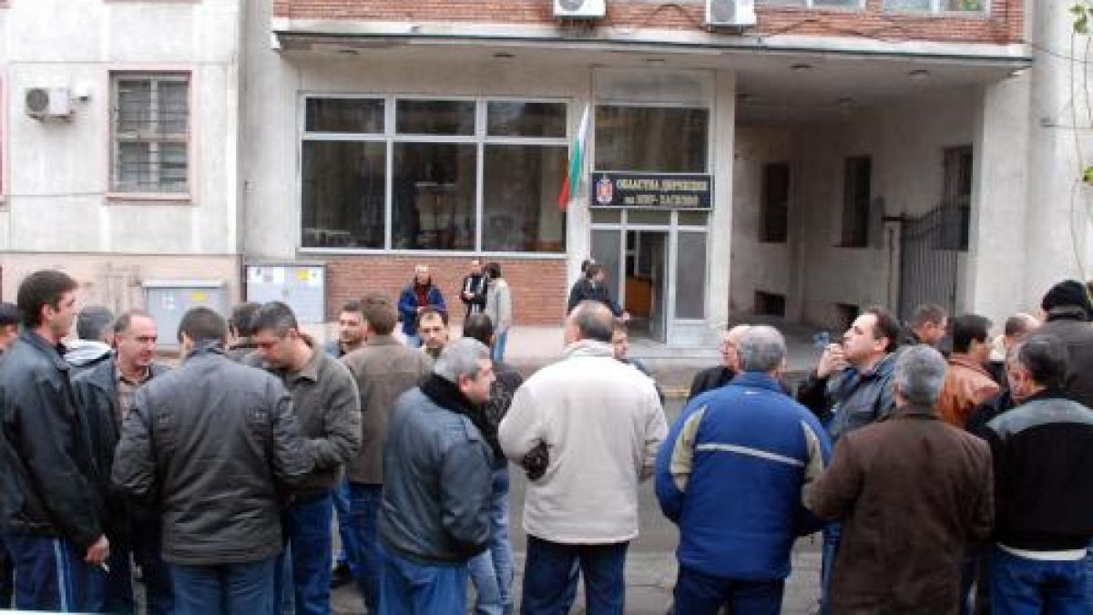 Полицаи и пожарникари пушиха пред управлението в Хасково 