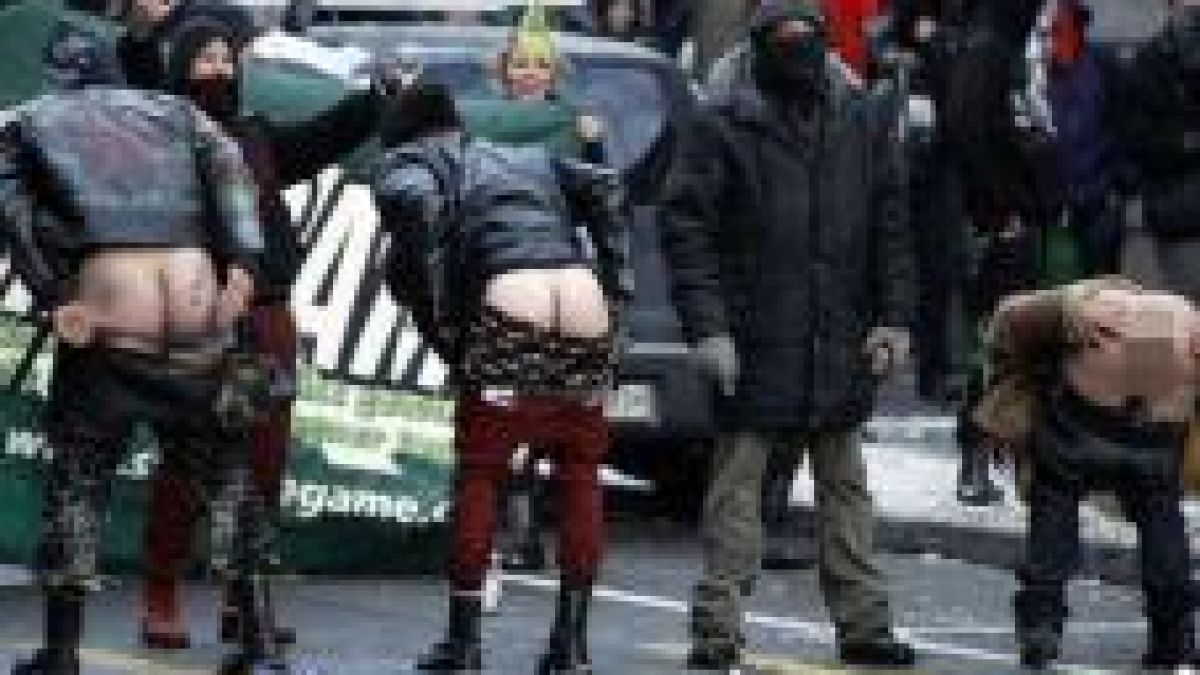 Голи задници на протести, отдалечени на 2700 км един от друг