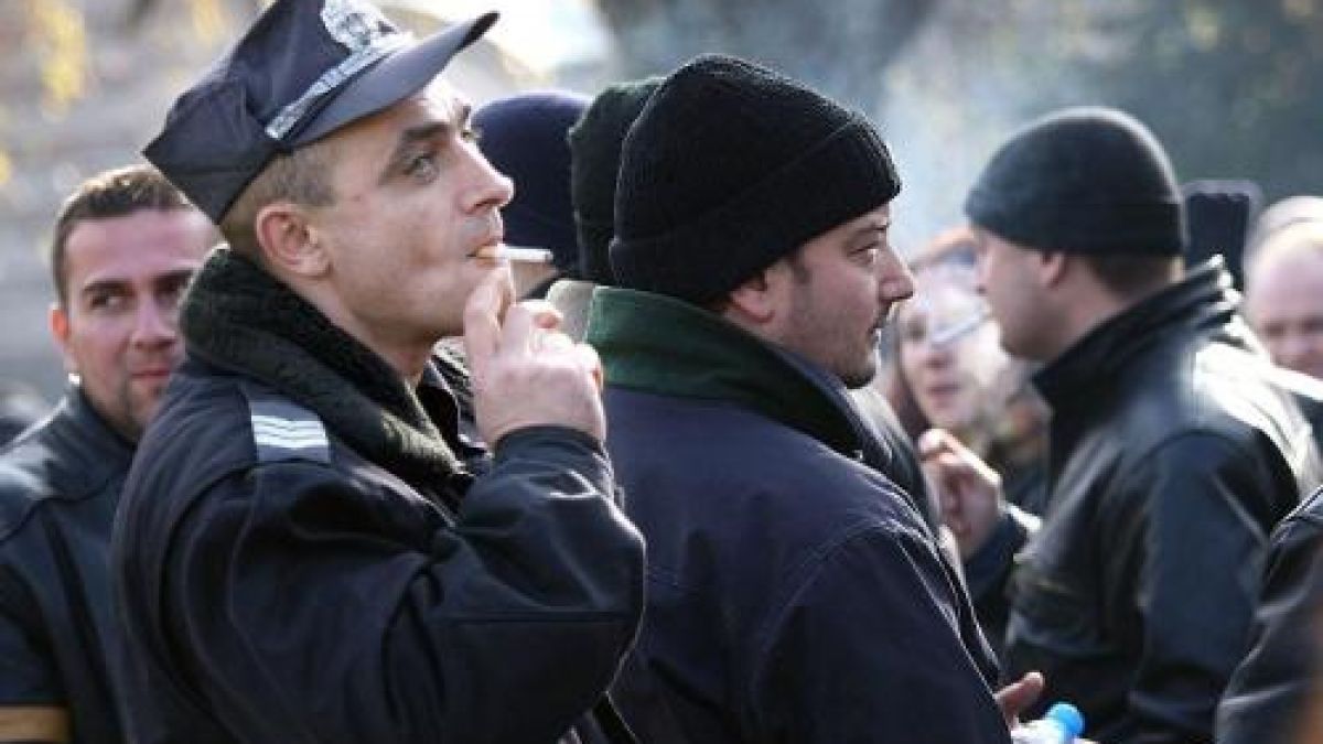 Полицаите пак готвят протест, този път пият вода