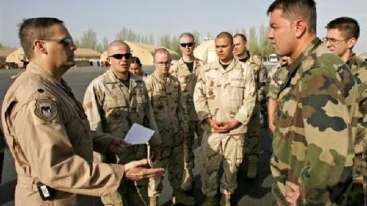 Киргизстан затваря американската военна база в Манас