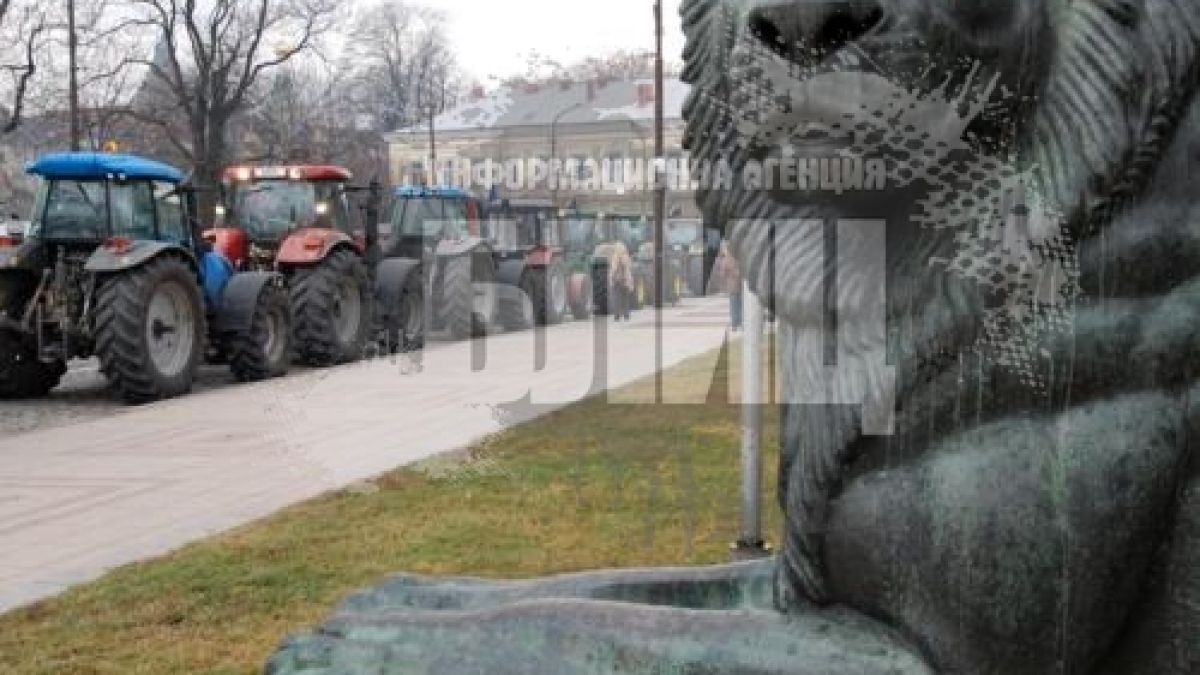 500 фермери протестират пред Александър Невски