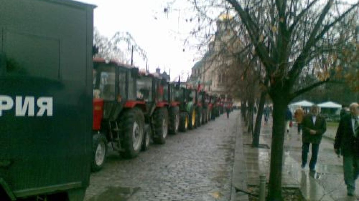 Дъждът разгони протестиращите, тракторите остават