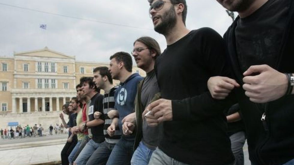 Украсиха с боклуци най-голямата коледната елха в Атина
