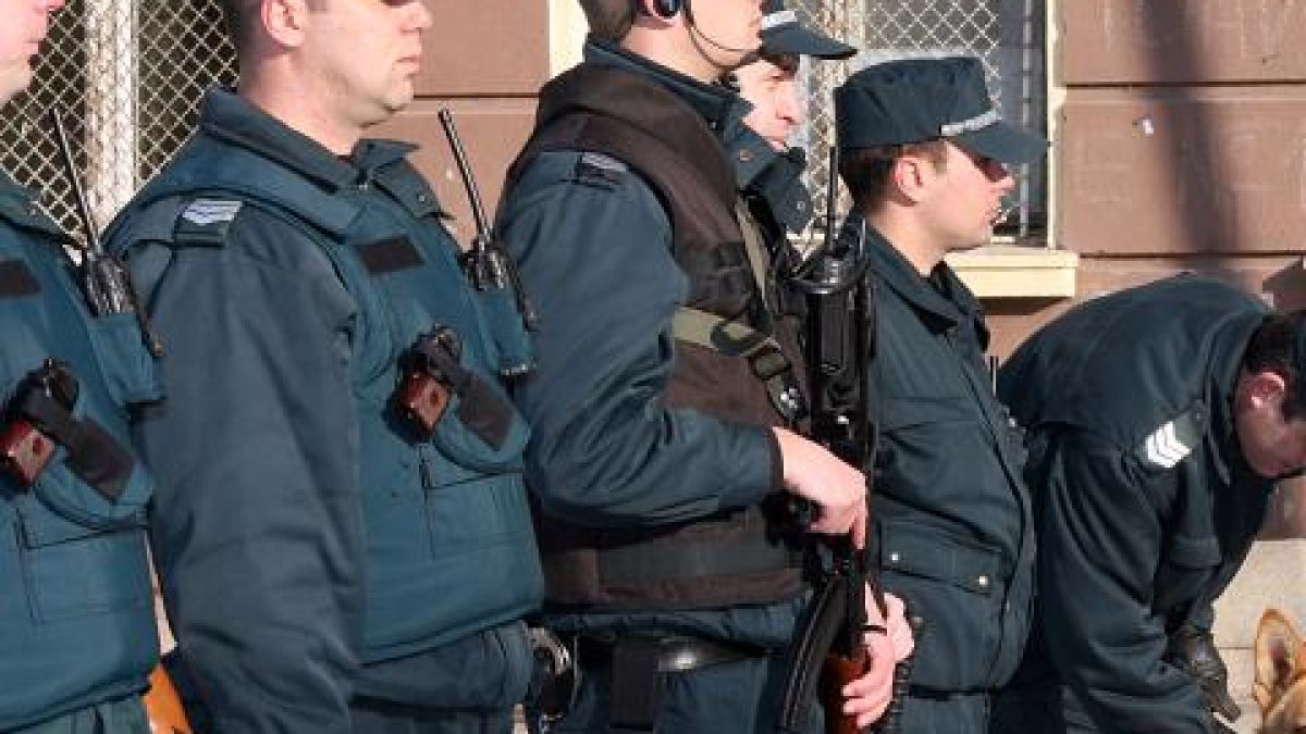 Полицаите пият по „една вода” 