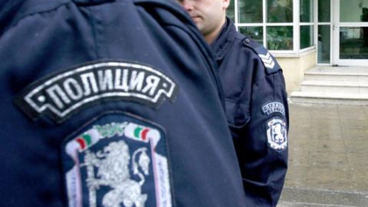 Скъсани кубинки пред МВР