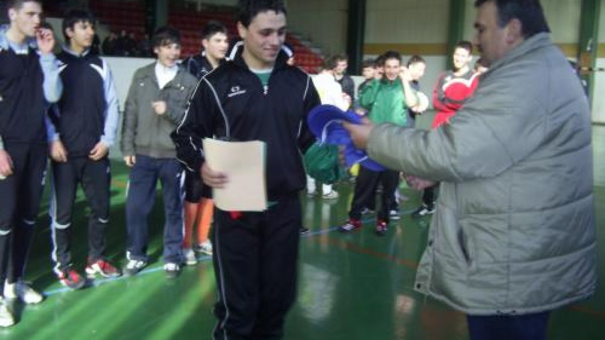 Наградиха гимназисти футболисти с шапки