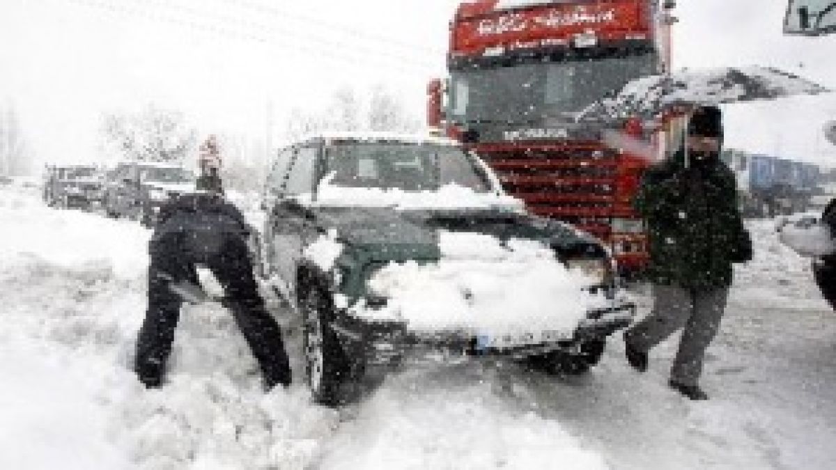ТИР пропадна в канавка на околовръстното шосе