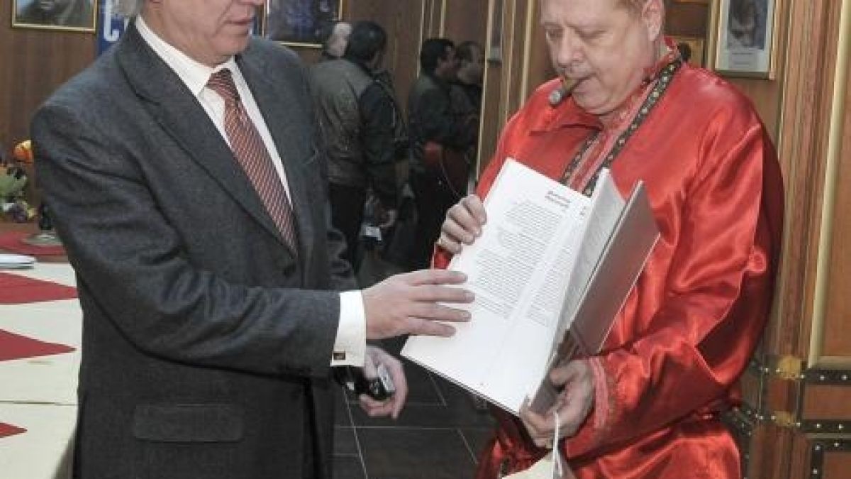 Агент Иван Тенев получи подарък от президента Първанов за имения си ден 