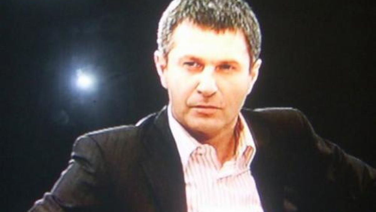 Милен Цветков сяда до Лора
