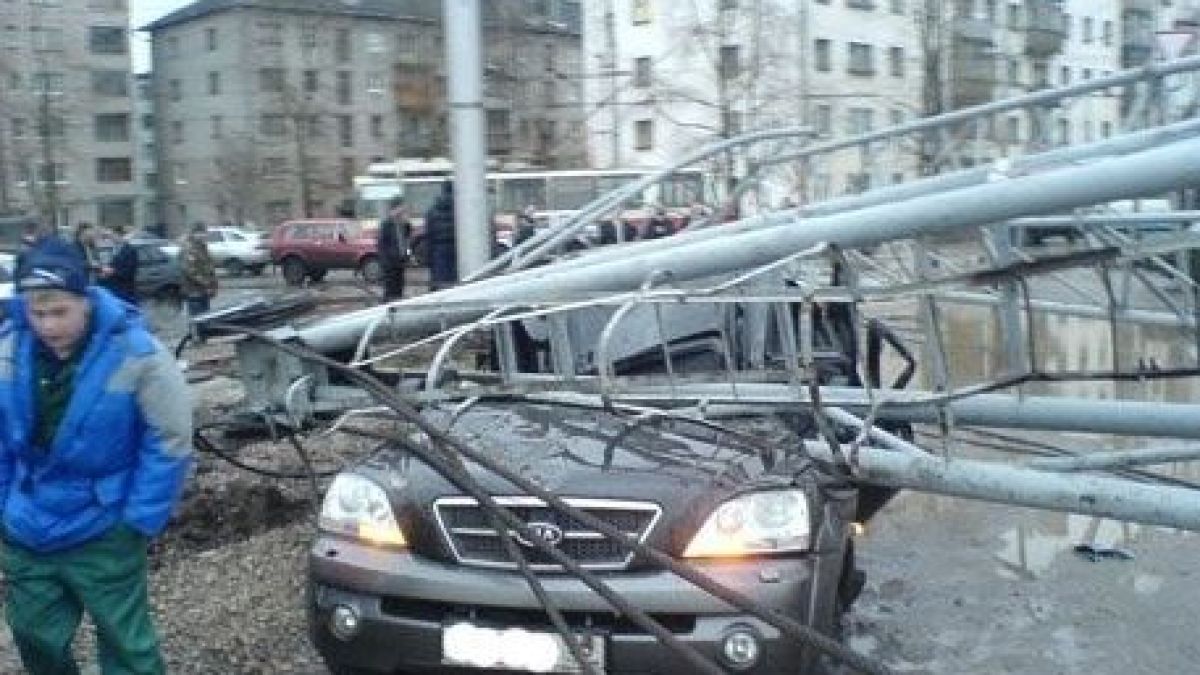 Хлапак катастрофира в стълб, спря тока на 50 семейства