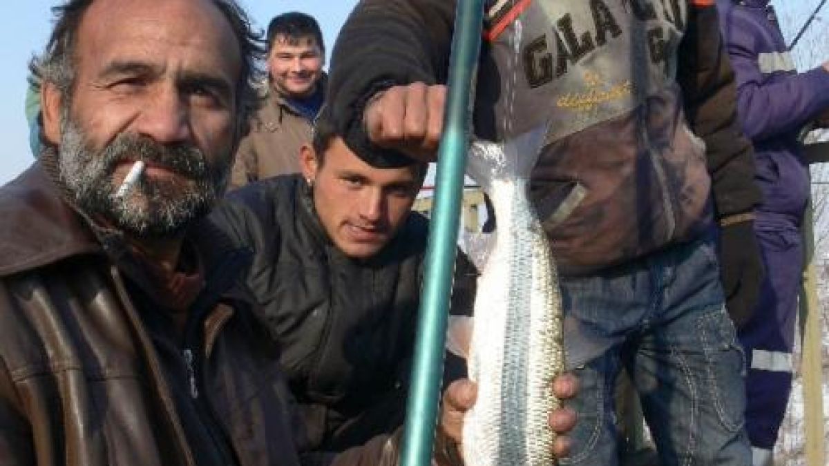 Ромите посрещат Банго Васил с риба на трапезата