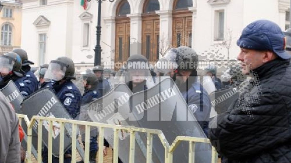 31 задържани от протеста, 5 ранени полицаи