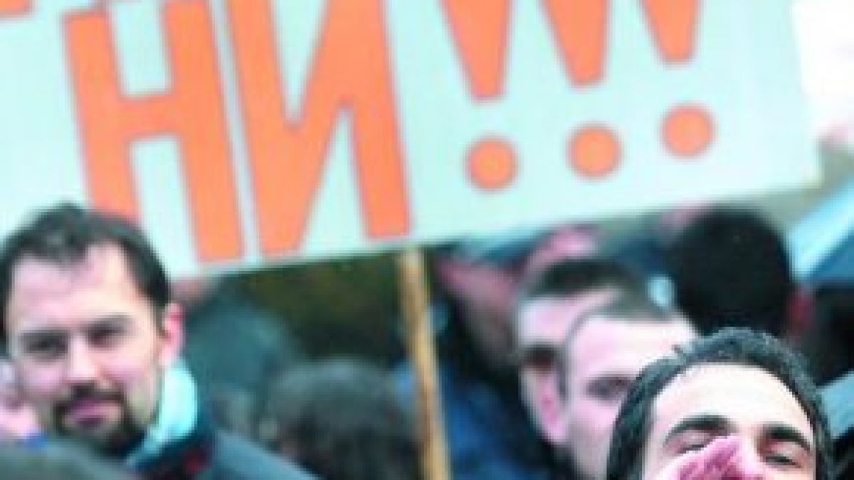 От 20 лв. на калпак до БМВ за протестиращите