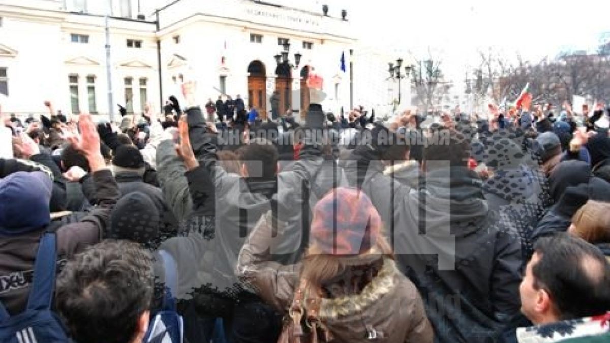 Депутатите гледат от прозорците