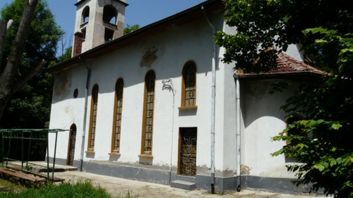 Младеж задържа крадци в църква