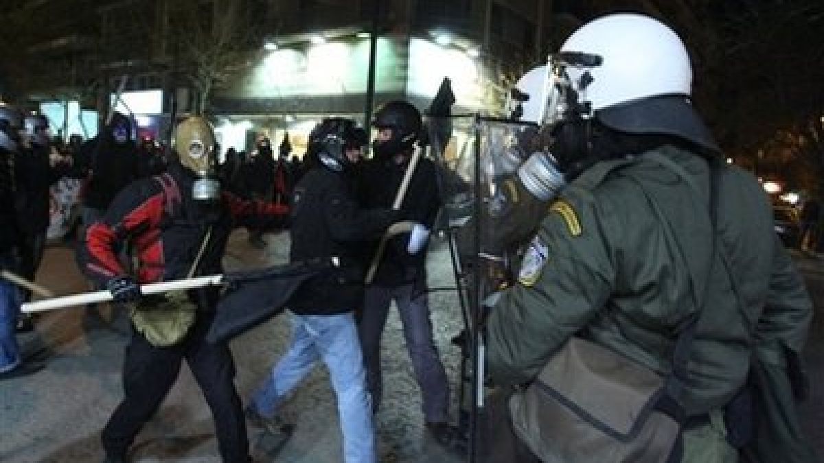Сблъсъци между анархисти и крайнодесни в Атина