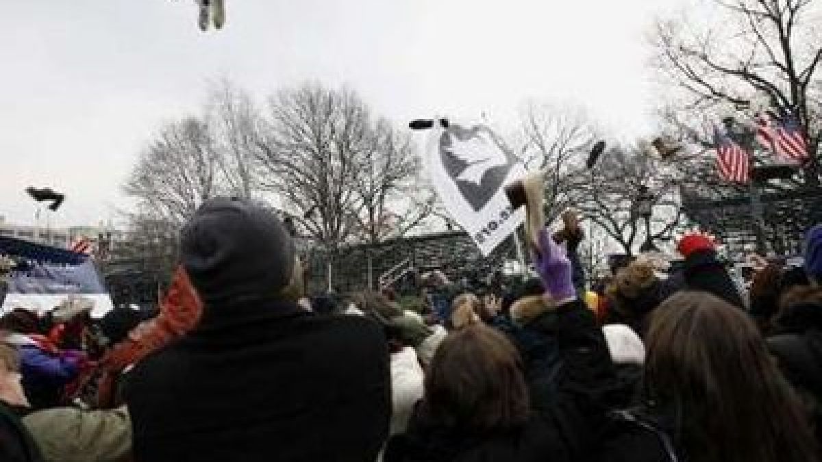 Мятаха обувки по чучело на Буш във Вашингтон
