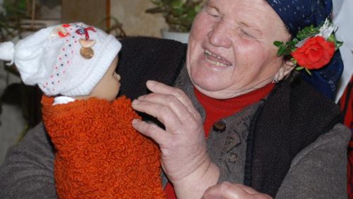 Показаха българския обичай бабуване в димитровградско село 