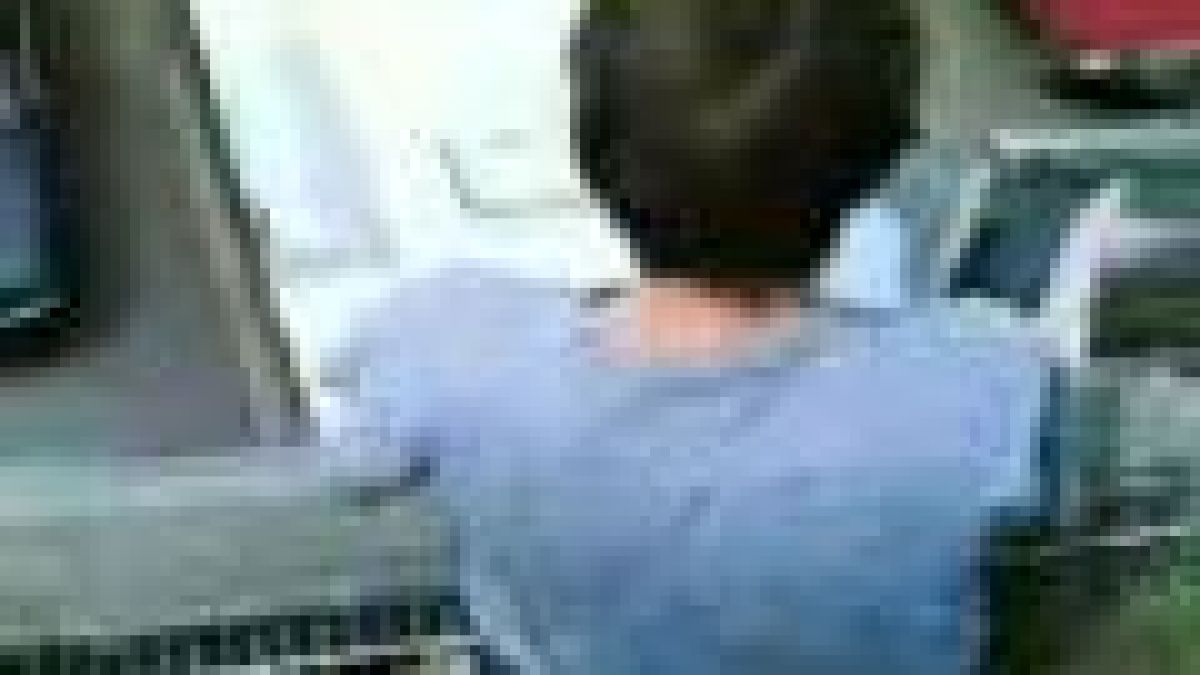 Скачат от Моста на влюбените върху автобуси