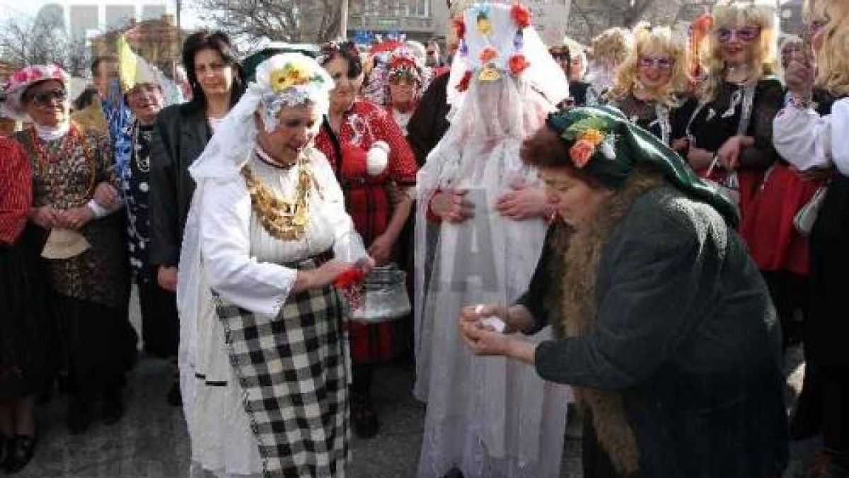 Събличат голи непокорните мъже