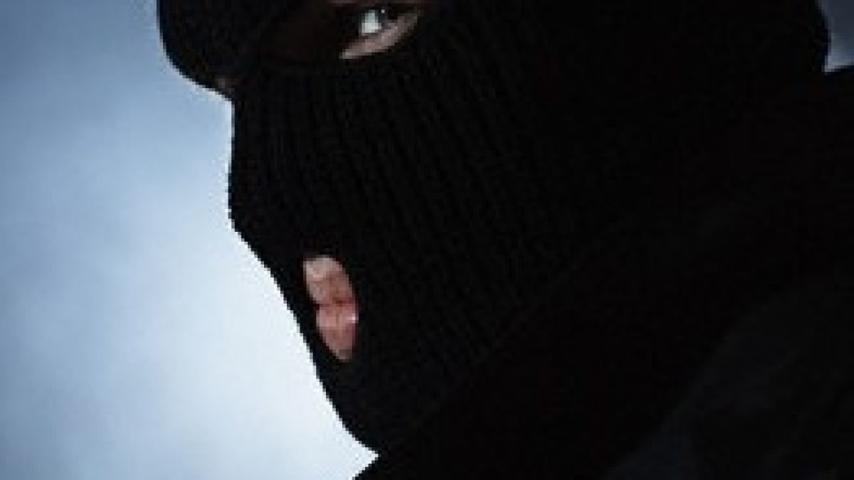 Маскирани биха и ограбиха възрастни хора 