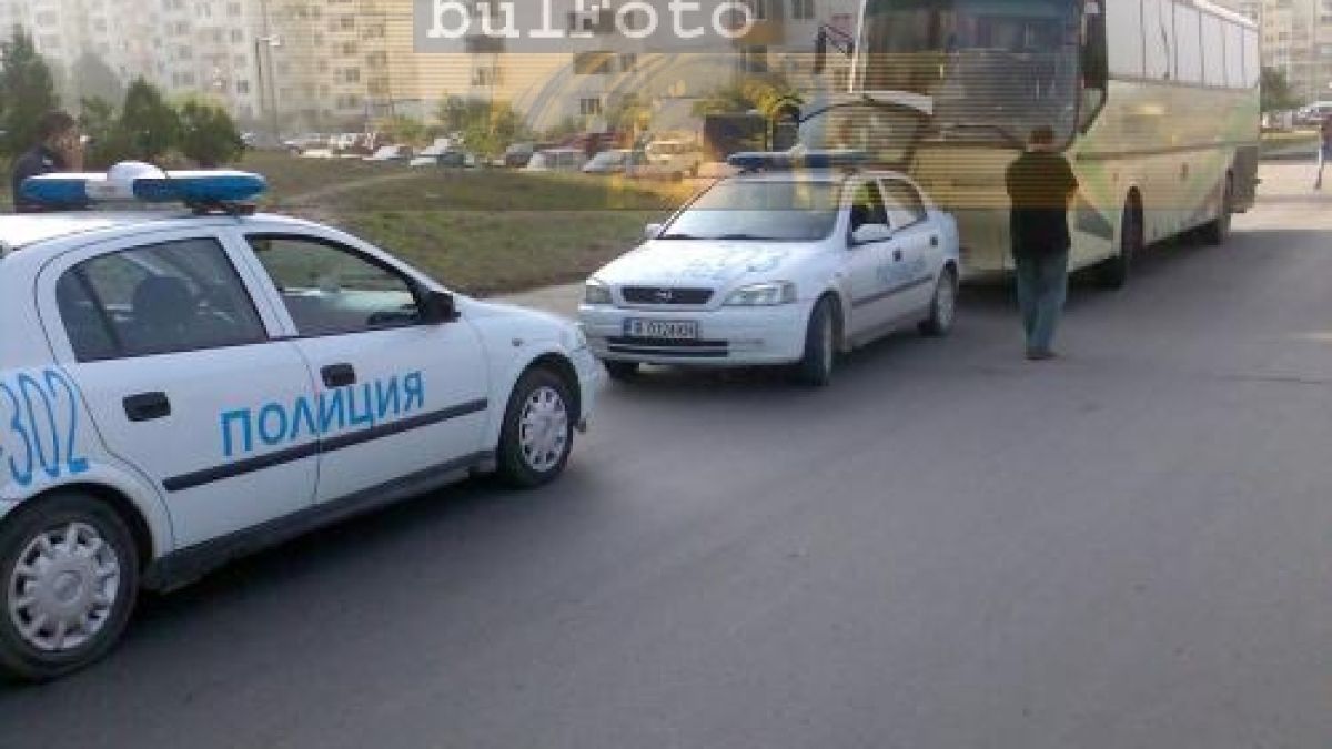 Въоръжен отвлече автобус с 45 пътници