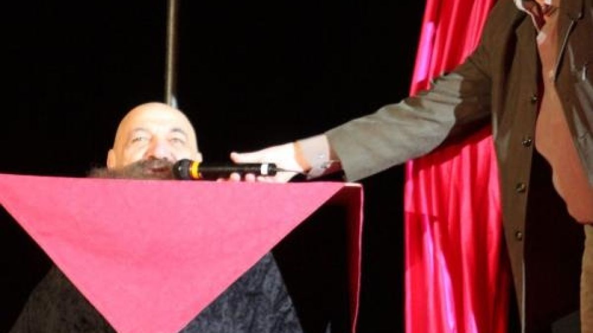Магът Астор си махна главата за 65 годишнината 
