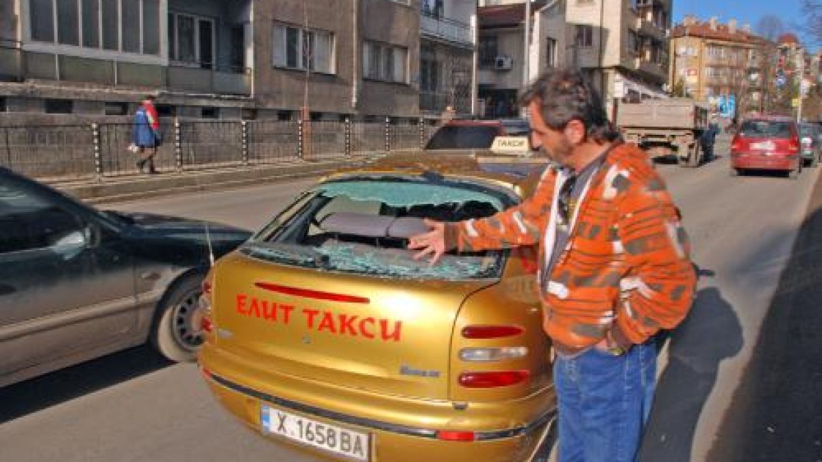Огромен камък потроши такси 