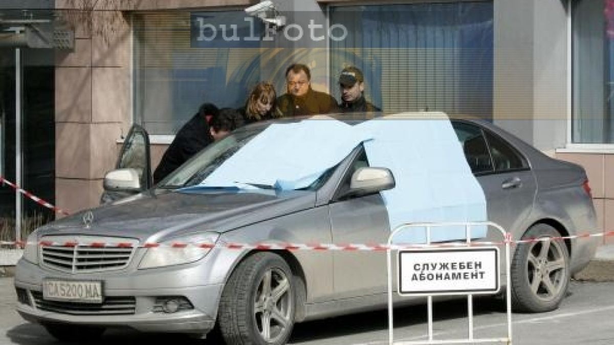 Бивш митничар се самоуби пред банка