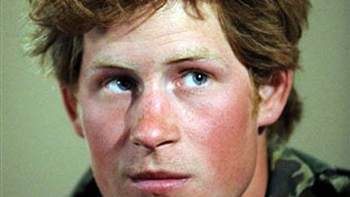 Скъсаха принц Хари на изпита за пилот