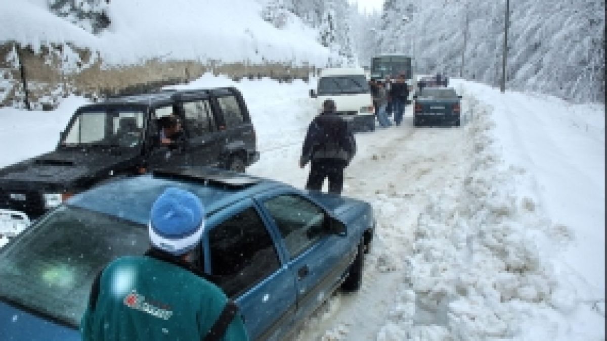 Лавина затвори Петрохан
