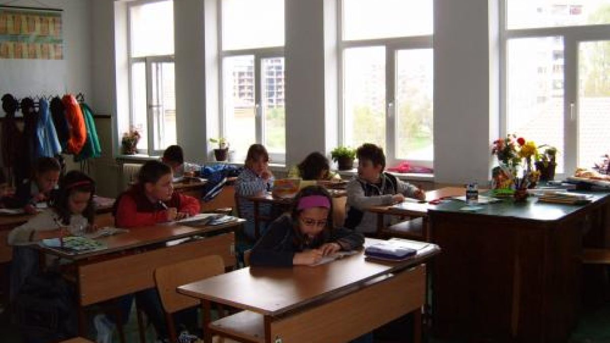 Баща плаши учители, карали сина му да учи 