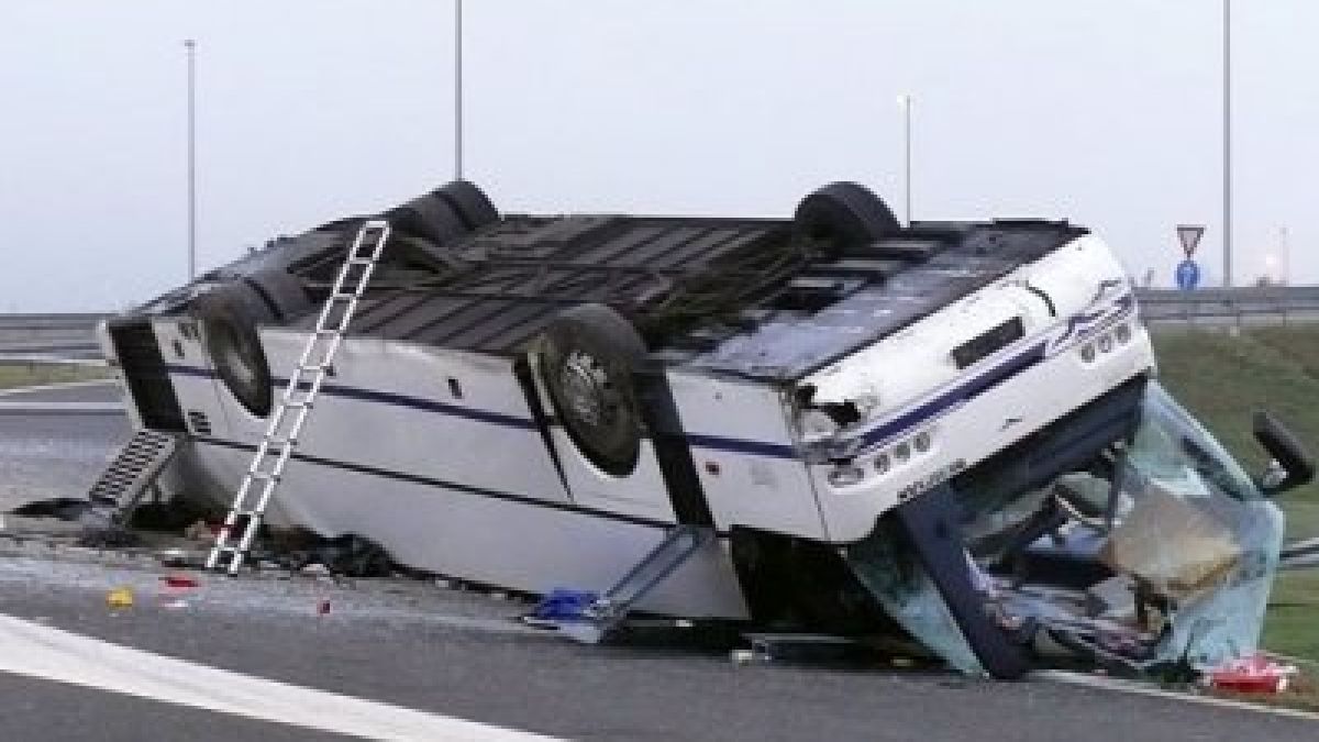 Автобус с деца се обърна в Босна 