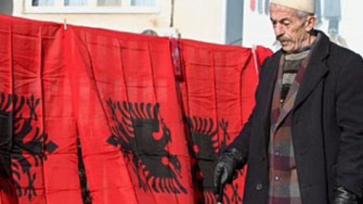 Албанско знаме и пред общината в Охрид