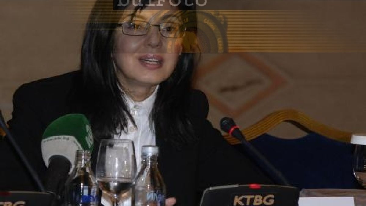 Кунева: Не можем да се спасим от кризата поединично 