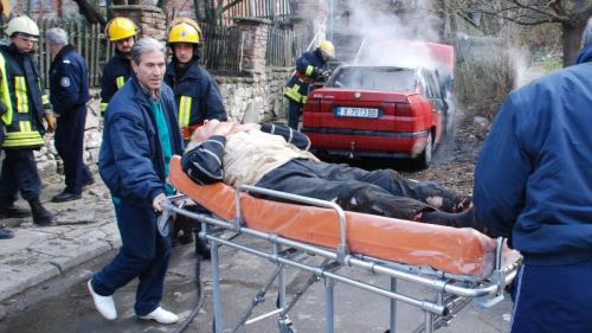 Влюбен дядо се запали в колата на бившата си