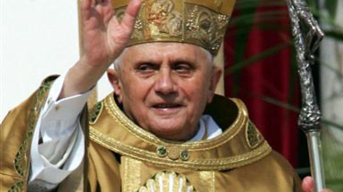 Папата: Кондомите не решават проблема с ХИВ