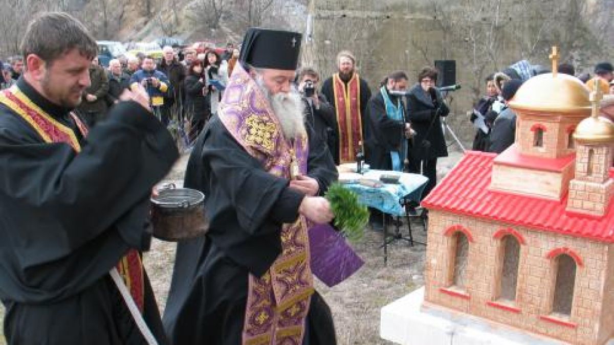 Осветиха мини параклис в лагера на смъртта "Слънчев бряг" 