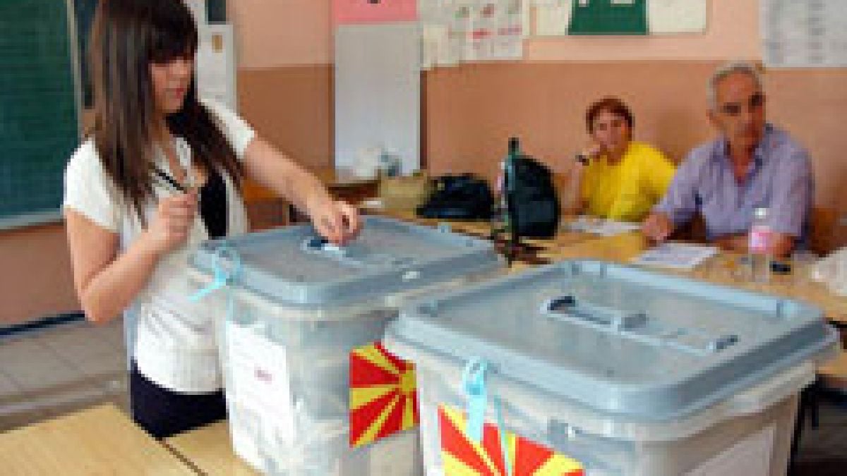 Снегът затруднява гласуването на изборите в Македония