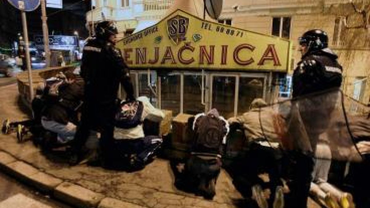 8 пострадали, 28 задържани след протестите в Белград