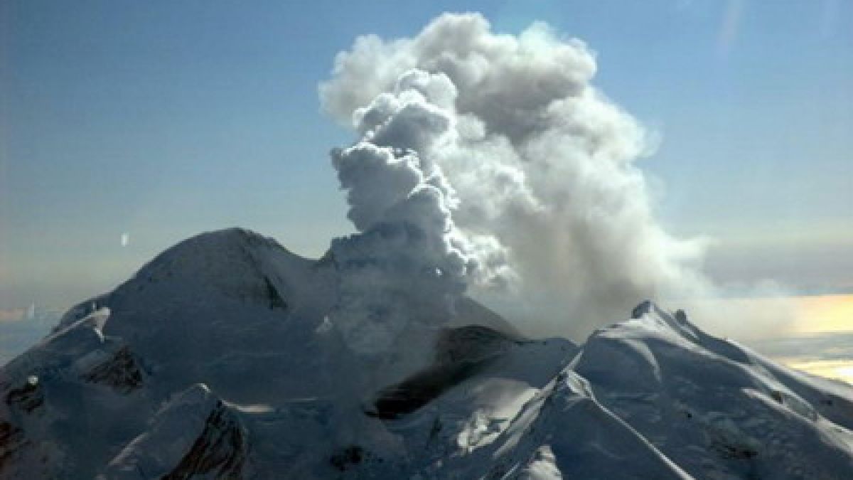 Вулканът “Mount Redoubt” отново изригна