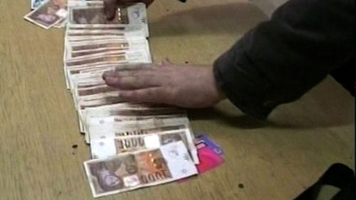 Двама българи арестувани в Скопие за обири на банкомати
