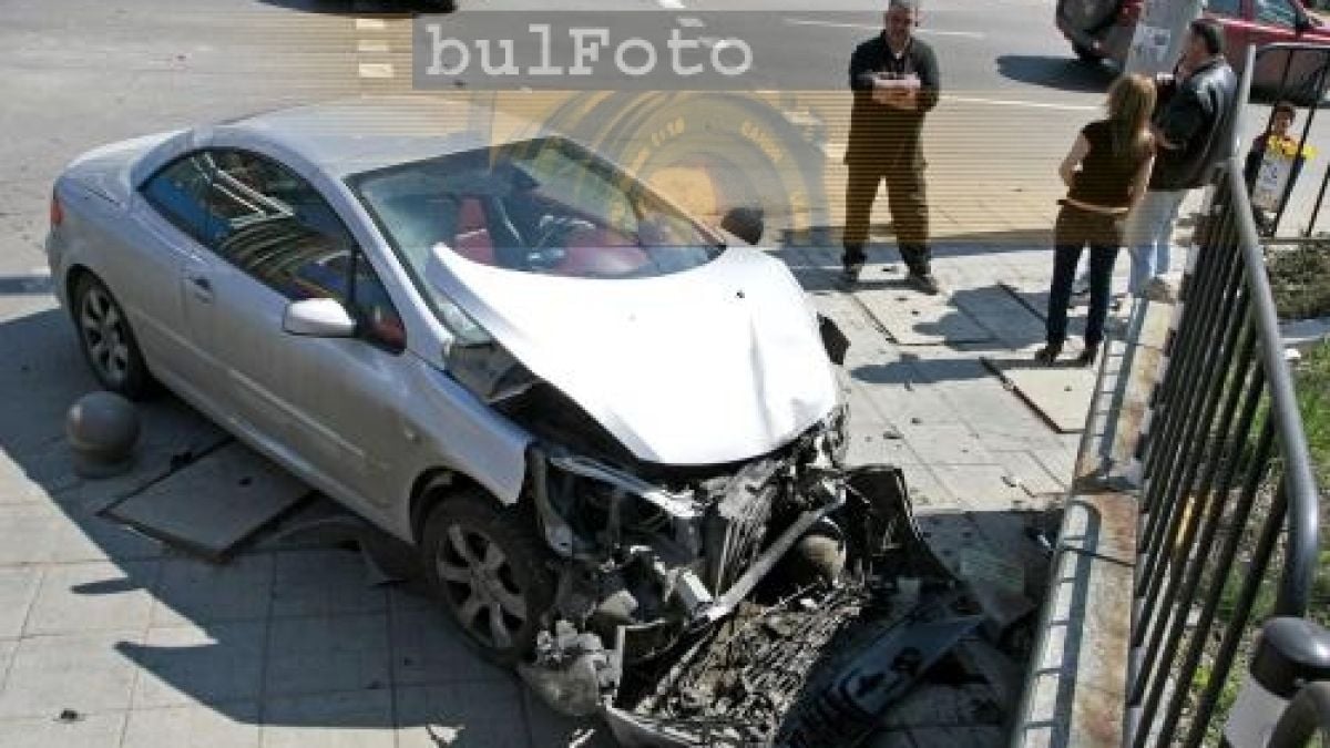 Жена разби „Пежо” в оградата на столичен булевард 