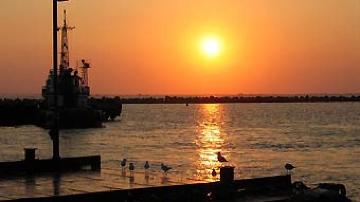 Зловонен кораб се носи из Черно море
