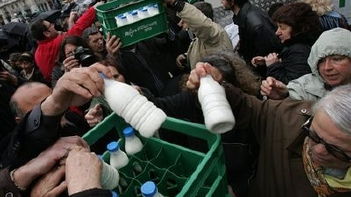 Гръцки фермери раздадоха 20 000 бутилки мляко
