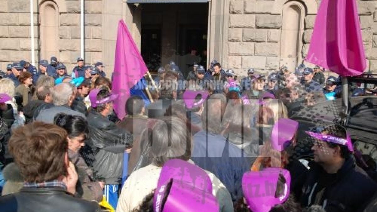 Запалиха чучела с образите на Петър Димитров и Нина Радева 