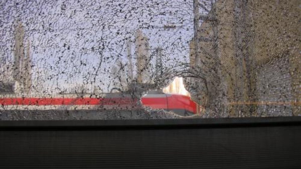 Вандали попиляха влак между Захарна фабрика и Горна баня