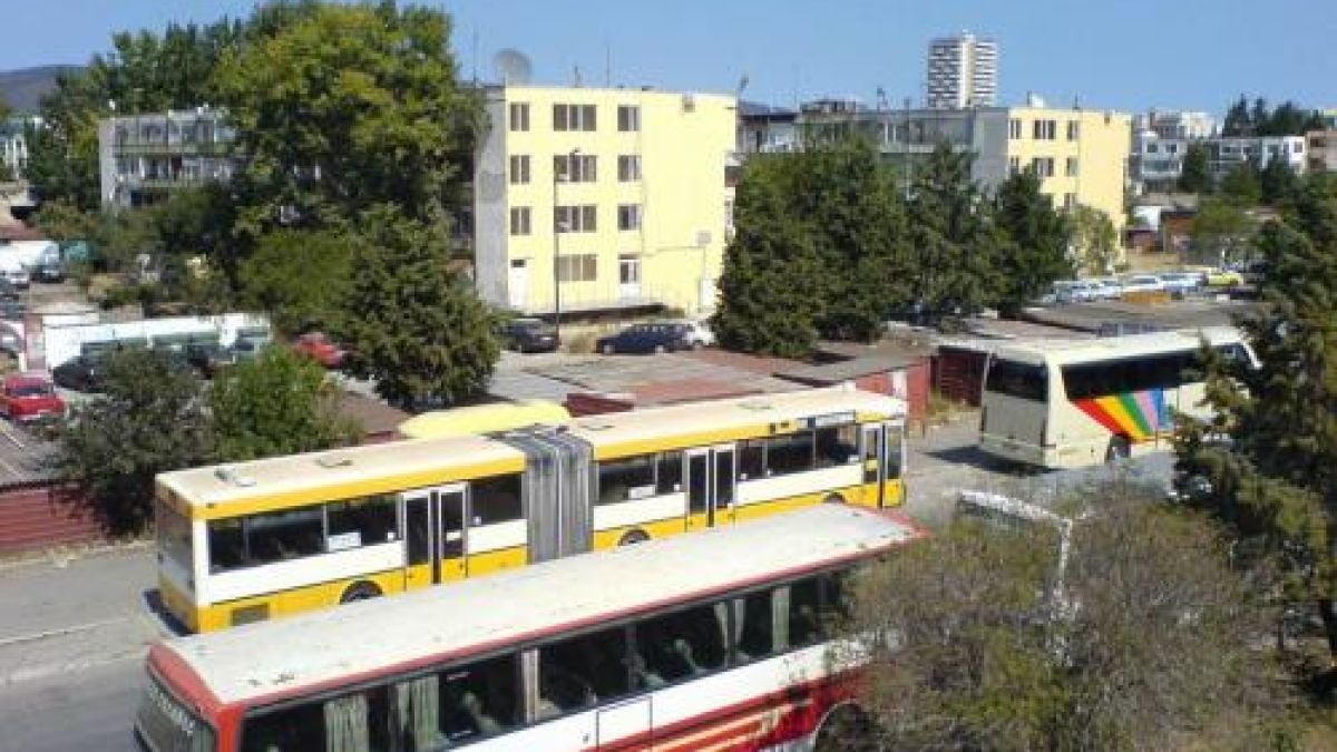 Българи живеят в автобуси в Гърция 