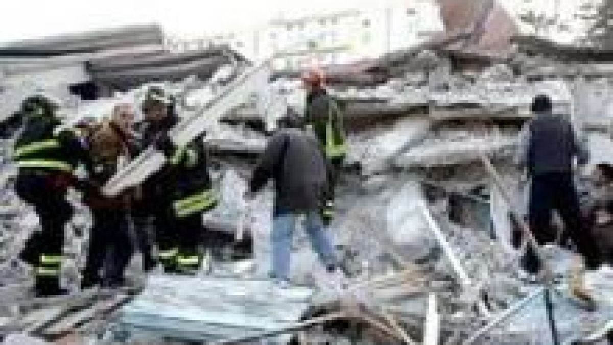 Един човек е загинал при новото земетресение в Аквила