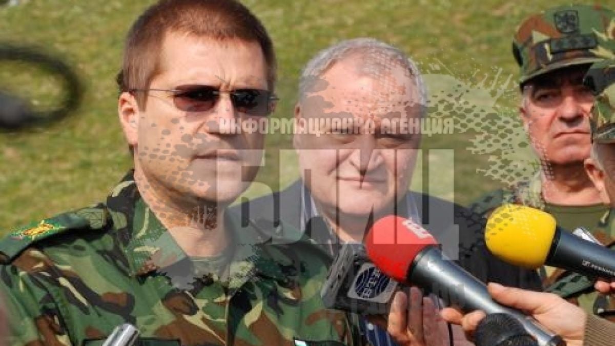 Близо две хиляди военнослужещи пришпорваха танкове и самолети 